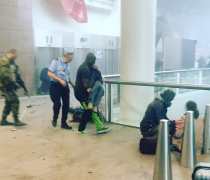 Cand toti fugeau, el s-a intors sa salveze oameni. Cine este eroul care a scos 7 raniti de pe aeroportul din Bruxelles - VIDEO Cand toti fugeau, el s-a intors sa salveze oameni. Cine este eroul care a scos 7 raniti de pe aeroportul din Bruxelles - VIDEO