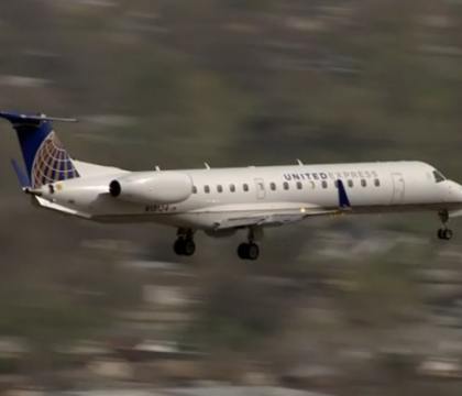 Imagini spectaculoase. Momentul in care un avion plin cu pasageri aterizeaza in Oklahoma City, intr-o zi cu vant puternic Imagini spectaculoase. Momentul in care un avion plin cu pasageri aterizeaza in Oklahoma City, intr-o zi cu vant puternic