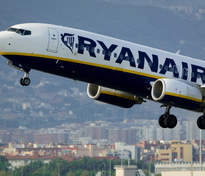 Umilinta la care a fost supus un barbat invalid, intr-un avion RyanAir. Ce l-au obligat insotitorii de zbor sa faca Umilinta la care a fost supus un barbat invalid, intr-un avion RyanAir. Ce l-au obligat insotitorii de zbor sa faca