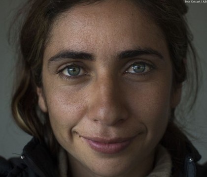 O refugiata din Siria a plecat de acasa cu doar 2 lucruri de pret la ea. Ce a carat femeia intr-un balon, pana in Europa