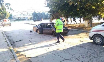 Accident teribil in Nisporeni. Un baiat de 17 ani care se afla in portbagajul unui Mercedes a decedat, iar soferul a fugit de la fata locului. In automobil se aflau 8 persoane - FOTO