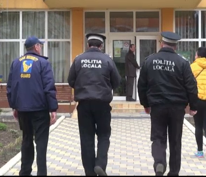 Un elev de 15 ani terorizeaza o scoala intreaga. Colegii s-au inchis cu cheia in clasa ca sa scape de bataie Un elev de 15 ani terorizeaza o scoala intreaga. Colegii s-au inchis cu cheia in clasa ca sa scape de bataie