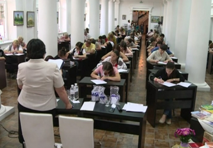 "Dictare pentru fiecare". Moldovenii cunosc limba romana in medie pe nota cinci "Dictare pentru fiecare". Moldovenii cunosc limba romana in medie pe nota cinci