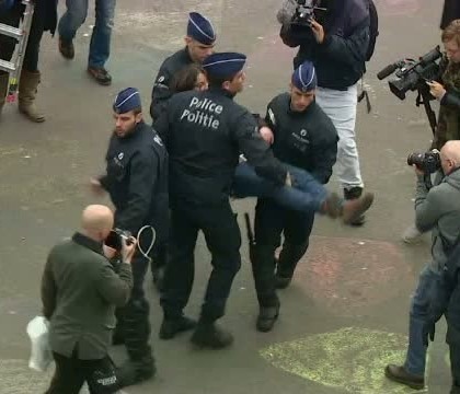 40 de tineri, arestati in Belgia in urma protestelor ilegale. Un sofer a intrat cu masina in multime si a ranit o femeie 40 de tineri, arestati in Belgia in urma protestelor ilegale. Un sofer a intrat cu masina in multime si a ranit o femeie