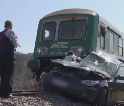 Izbit in plin de un tren personal si tarat mai bine de 150 de metri. Ce ar fi facut soferul in momentul impactului Izbit in plin de un tren personal si tarat mai bine de 150 de metri. Ce ar fi facut soferul in momentul impactului