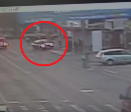 Cinci morti dupa ce o masina a intrat in plin intr-o statie de autobuz din Braila. Momentul impactului, surprins de camere Cinci morti dupa ce o masina a intrat in plin intr-o statie de autobuz din Braila. Momentul impactului, surprins de camere