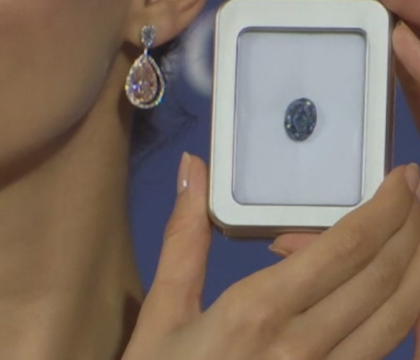Preturi record la o licitatie din Hong Kong. Un diamant albastru s-a vandut cu 32 de milioane de dolari Preturi record la o licitatie din Hong Kong. Un diamant albastru s-a vandut cu 32 de milioane de dolari