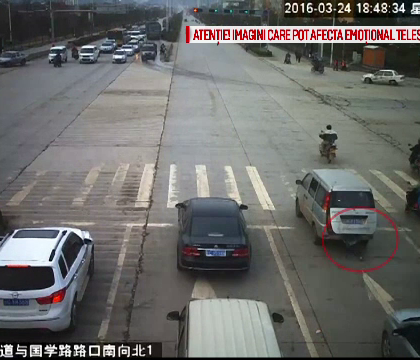 Imagini socante dintr-o intersectie din China. Ce s-a intamplat dupa ce un baietel a cazut din portbagajul masinii
