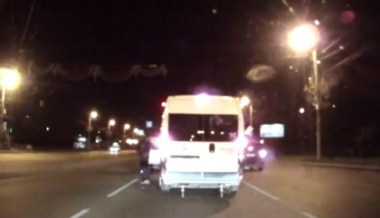 Nu e o gluma! Un sofer din Rusia a fost BATUT de Sponge Bob si Mickey Mouse. VIDEO Nu e o gluma! Un sofer din Rusia a fost BATUT de Sponge Bob si Mickey Mouse. VIDEO