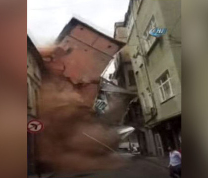 Momentul in care o cladire de 5 etaje s-a prabusit chiar in centrul Istanbulului. Ce au facut oamenii care se aflau in zona - VIDEO