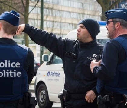 Operatiune antiterorista de amploare in Bruxelles. Oamenii au fost evacuati, iar pe acoperisuri au fost trimisi lunetisti Operatiune antiterorista de amploare in Bruxelles. Oamenii au fost evacuati, iar pe acoperisuri au fost trimisi lunetisti