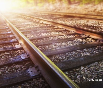 Selfie-ul care a costat-o viata. Un turist a surprins momentul in care o tanara este ucisa de tren Selfie-ul care a costat-o viata. Un turist a surprins momentul in care o tanara este ucisa de tren