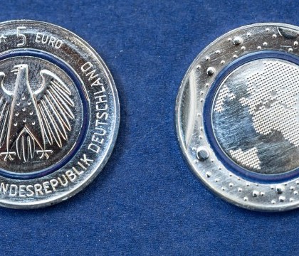 "Planeta albastra Pamant". Cum arata noua moneda de 5 euro, prezentata, luni, in Germania "Planeta albastra Pamant". Cum arata noua moneda de 5 euro, prezentata, luni, in Germania