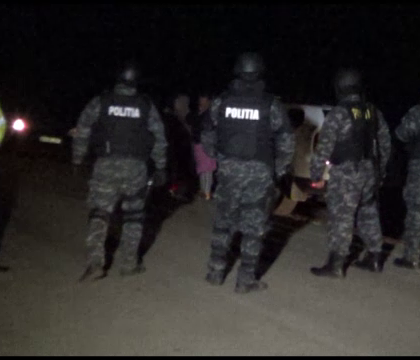 Masacru ingrozitor intr-o comuna. O tanara de 19 ani, tatal si bunicul ei au fost ucisi de familia fostului ei sot Masacru ingrozitor intr-o comuna. O tanara de 19 ani, tatal si bunicul ei au fost ucisi de familia fostului ei sot