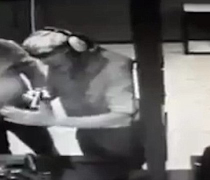 A vazut ca pistolul nu functioneaza si l-a testat... in palma. Incident socant FILMAT intr-o sala de trageri A vazut ca pistolul nu functioneaza si l-a testat... in palma. Incident socant FILMAT intr-o sala de trageri