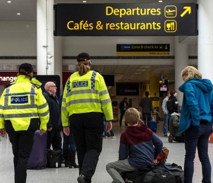 Cinci barbati suspectati ca planuiau atentate au fost retinuti in Marea Britanie. Unul dintre ei, prins pe aeroport Cinci barbati suspectati ca planuiau atentate au fost retinuti in Marea Britanie. Unul dintre ei, prins pe aeroport