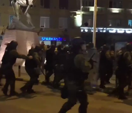 Criza politica in Macedonia. Decizia presedintelui a scos mii de oameni in strada si a dus la proteste violente Criza politica in Macedonia. Decizia presedintelui a scos mii de oameni in strada si a dus la proteste violente