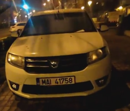 Masina MAI parcata pe trotuar. Mesajul lasat in geamul autoturismului - VIDEO