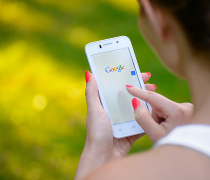 Ce cauta pe Google o femeie in timpul unui meci de baseball. Imaginile au ajuns viral pe internet