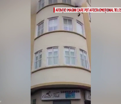 Imagini tulburatoare surprinse in Spania. O femeie pe jumatate dezbracata a sarit din calea focului, de la etajul 3 - VIDEO Imagini tulburatoare surprinse in Spania. O femeie pe jumatate dezbracata a sarit din calea focului, de la etajul 3 - VIDEO