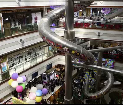 Tobogan gigantic, intr-un mall din Shanghai, prin care clientii ajung in doar 16 secunde la parter: "A fost infricosator" Tobogan gigantic, intr-un mall din Shanghai, prin care clientii ajung in doar 16 secunde la parter: "A fost infricosator"