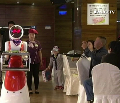 Chelnerii roboti dintr-un restaurant din China, de doua ori mai eficienti decat oamenii. Singurul lor inconvenient
