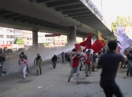 Proteste violente in Turcia, dupa ce 10 muncitori au murit pe un santier. Politia a folosit gaze lacrimogene Proteste violente in Turcia, dupa ce 10 muncitori au murit pe un santier. Politia a folosit gaze lacrimogene