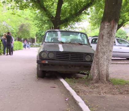 Furiosi ca nu si-a mutat Dacia din loc de 5 ani, vecinii s-au gandit sa ii dea o lectie. "A facut-o in semn de gluma" - FOTO