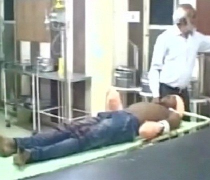 Caz socant in India. Un tata i-a taiat mainile barbatului care i-a violat fiul de doar 8 luni, dupa ce procesul a fost amanat Caz socant in India. Un tata i-a taiat mainile barbatului care i-a violat fiul de doar 8 luni, dupa ce procesul a fost amanat