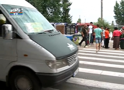 Soferul unui microbuz, care a lovit mortal o fetita pe trecerea de pietoni, risca ani grei de inchisoare Soferul unui microbuz, care a lovit mortal o fetita pe trecerea de pietoni, risca ani grei de inchisoare