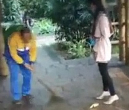 O scena filmata in secret intr-un parc din China a starnit reactii furioase pe internet. Gestul revoltator facut de o tanara