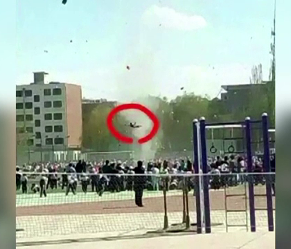 Fenomen inspaimantator, surprins in curtea unei scoli din China. Un baietel a fost ridicat in aer si izbit de sol - VIDEO Fenomen inspaimantator, surprins in curtea unei scoli din China. Un baietel a fost ridicat in aer si izbit de sol - VIDEO