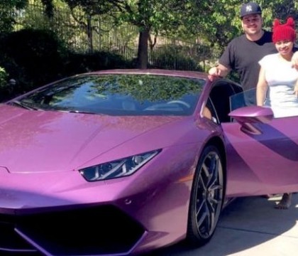 "Multumesc, iubire!". Vedeta care a primit de la iubitul ei un Lamborghini de peste 200.000 de dolari "Multumesc, iubire!". Vedeta care a primit de la iubitul ei un Lamborghini de peste 200.000 de dolari