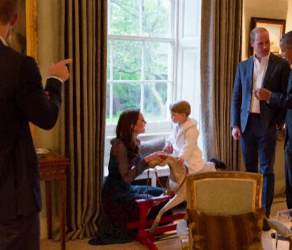 Momentul in care Barack Obama l-a intalnit pe printul George. Presedintele SUA e la ultima vizita oficiala in Marea Britanie Momentul in care Barack Obama l-a intalnit pe printul George. Presedintele SUA e la ultima vizita oficiala in Marea Britanie