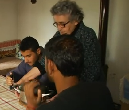 Batrana de 82 de ani care isi imparte casa cu refugiatii culesi de pe strada. "Mama este un inger pentru noi" - FOTO Batrana de 82 de ani care isi imparte casa cu refugiatii culesi de pe strada. "Mama este un inger pentru noi" - FOTO