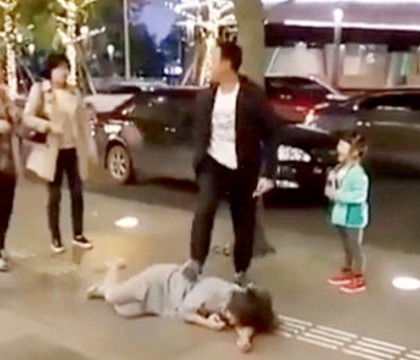 Un barbat si-a batut sotia si a tarat-o pe jos, pe strada, in fata fetitei lor. Ce au facut trecatorii - VIDEO Un barbat si-a batut sotia si a tarat-o pe jos, pe strada, in fata fetitei lor. Ce au facut trecatorii - VIDEO