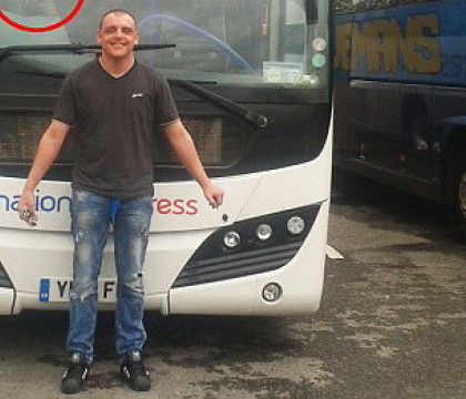 S-a pozat in fata autocarului cu care era in pelerinaj si a inghetat de groaza cand a privit imaginea. Ce a surprins camera S-a pozat in fata autocarului cu care era in pelerinaj si a inghetat de groaza cand a privit imaginea. Ce a surprins camera