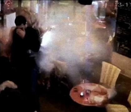Momentul socant in care unul dintre teroristii din Paris isi detoneaza centura intr-o cafenea. Imaginile surprinse de camere Momentul socant in care unul dintre teroristii din Paris isi detoneaza centura intr-o cafenea. Imaginile surprinse de camere