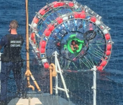 Un maratonist a fost salvat de Paza de Coasta, dupa ce a plecat pe ocean intr-o capsula de plastic. Unde voia sa ajunga Un maratonist a fost salvat de Paza de Coasta, dupa ce a plecat pe ocean intr-o capsula de plastic. Unde voia sa ajunga