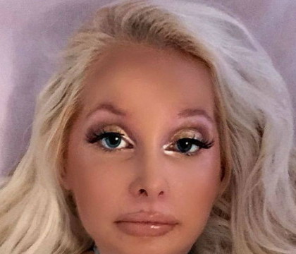 Cheltuie mii de lire ca sa arate ca papusa Barbie. Secretul dureros pe care il ascunde aceasta tanara