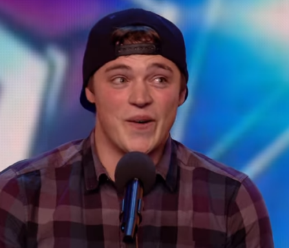 Juratii au strambat din nas, dar la final l-au aplaudat in picioare. Ce a facut pe scena acest tanar la Britain\'s Got Talent - VIDEO Juratii au strambat din nas, dar la final l-au aplaudat in picioare. Ce a facut pe scena acest tanar la Britain\'s Got Talent - VIDEO