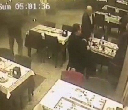 Motivul absurd pentru care un barbat si-a impuscat mortal prietenul intr-un restaurant. Incidentul, surprins de camere Motivul absurd pentru care un barbat si-a impuscat mortal prietenul intr-un restaurant. Incidentul, surprins de camere