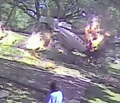 Un pilot a scapat cu viata dupa ce avionul sau s-a prabusit si a luat foc. Accidentul, surprins de camere - VIDEO