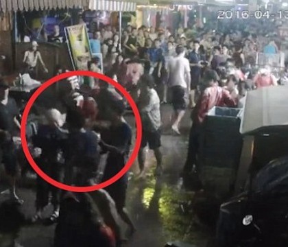 O familie de turisti, batuta crunt pe strada, de niste tineri in Thailanda. Ce a patit un trecator care a sarit sa ii ajute O familie de turisti, batuta crunt pe strada, de niste tineri in Thailanda. Ce a patit un trecator care a sarit sa ii ajute