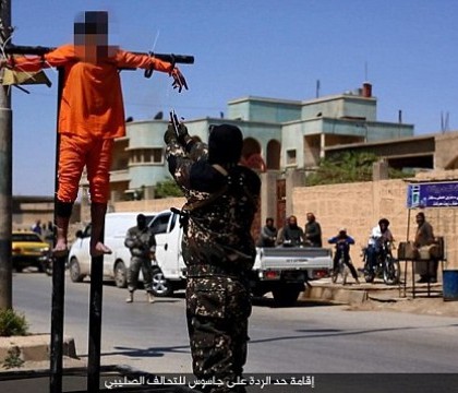 Doi "spioni" au fost crucificati si impuscati in cap de teroristii ISIS. Unde au montat camerele pentru a surprinde momentul - FOTO Doi "spioni" au fost crucificati si impuscati in cap de teroristii ISIS. Unde au montat camerele pentru a surprinde momentul - FOTO