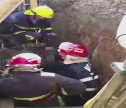 A fost acoperit in intregime de un mal de pamant, dar un coleg i-a salvat viata. Gestul care a facut diferenta A fost acoperit in intregime de un mal de pamant, dar un coleg i-a salvat viata. Gestul care a facut diferenta