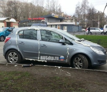 Vandalism intr-o parcare din Rusia. Un sofer si-a gasit masina complet "sigilata". FOTO Vandalism intr-o parcare din Rusia. Un sofer si-a gasit masina complet "sigilata". FOTO
