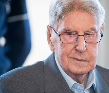 Fost gardian de la Auschwitz, judecat pentru complicitate la 170.000 de crime. Barbatul si-a cerut scuze in instanta - FOTO Fost gardian de la Auschwitz, judecat pentru complicitate la 170.000 de crime. Barbatul si-a cerut scuze in instanta - FOTO