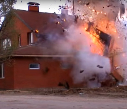 Momentul in care serviciile secrete rusesti arunca in aer o casa de rugaciune a ISIS. VIDEO. Ce era interiorul cladirii