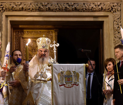 Doua persoane, amendate pentru gestul de la Slujba de Inviere. Ce au scandat cand Patriarhul Daniel a iesit cu lumina